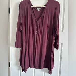 Women’s plus size 26W/28W tunic. 3/4 length sleeves with v-neck button trim.